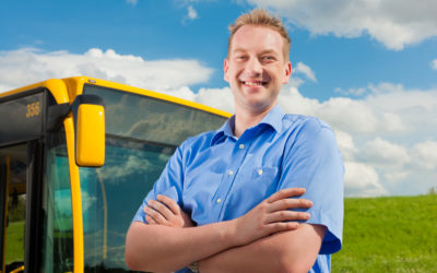 Busfahrer vor seinem Bus