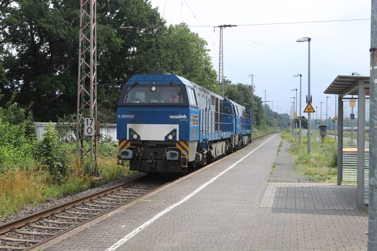 IMG_1474-Kurze-Halt-in-Marl-Sinsen.-D21-en-D20-als-Zug-56086-Moers-Gbf-Bad-Bentheim-warten-auf-gruenes-Licht.-15-07-2021.-GF